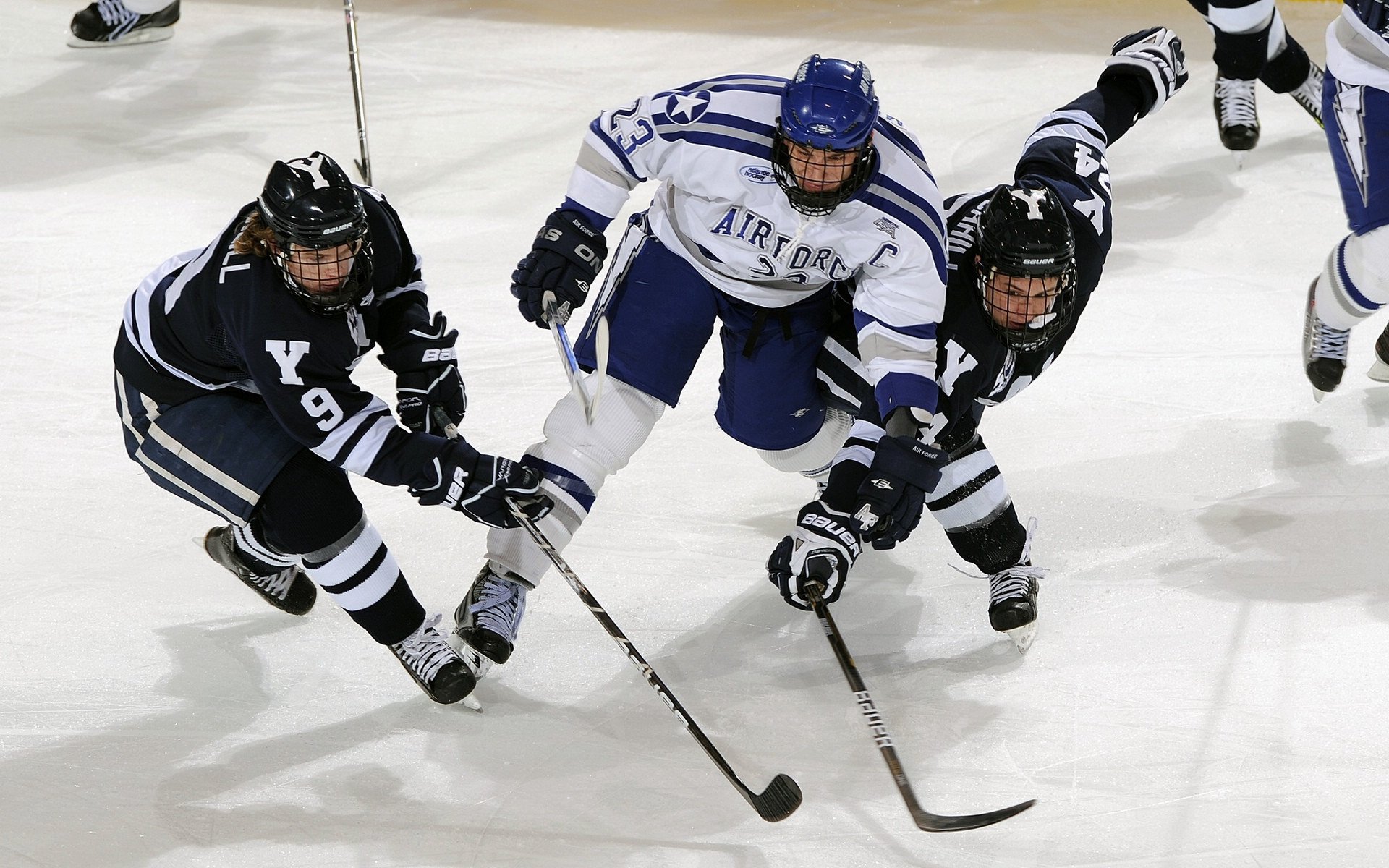 中国滑板街式精英赛南京站 决赛选手在扶梯与扶手间上演极限挑战